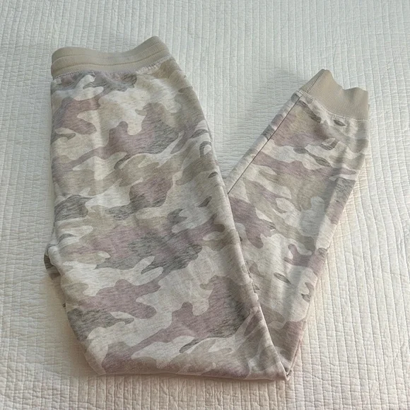 Old Navy Women's Beige Camouflage Joggers - Picture 3 of 6